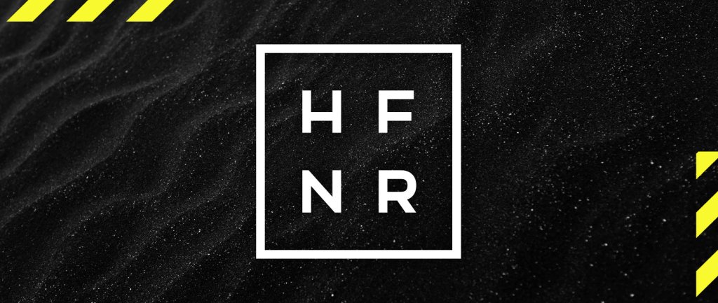 Trennerbild HFNR Logo auf schwarzem Sand, Hüfner Design, München.