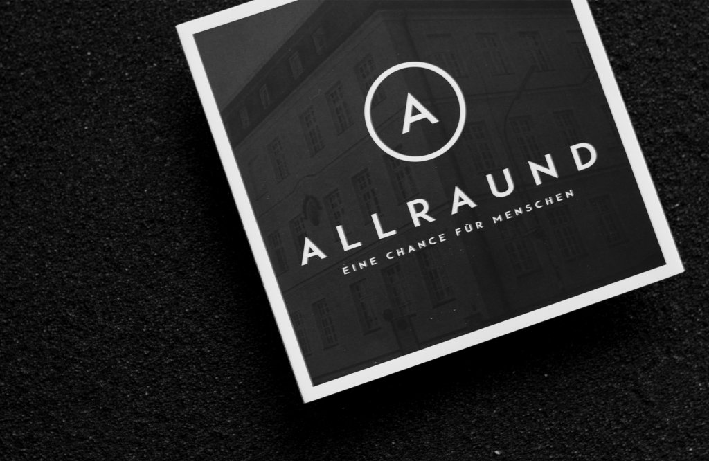 Referenzbild AllrAund Broschüre, Editorialdesign, HFNR Hüfner Design, München.